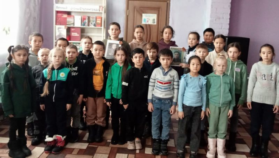 В Александровке прошел патриотический час "Мы чтим и помним вас, герои Сталинграда"