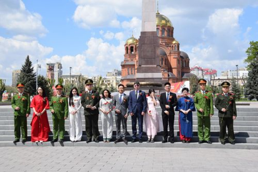 Гости из Вьетнама почтили память героев Великой Отечественной войны в Волгограде