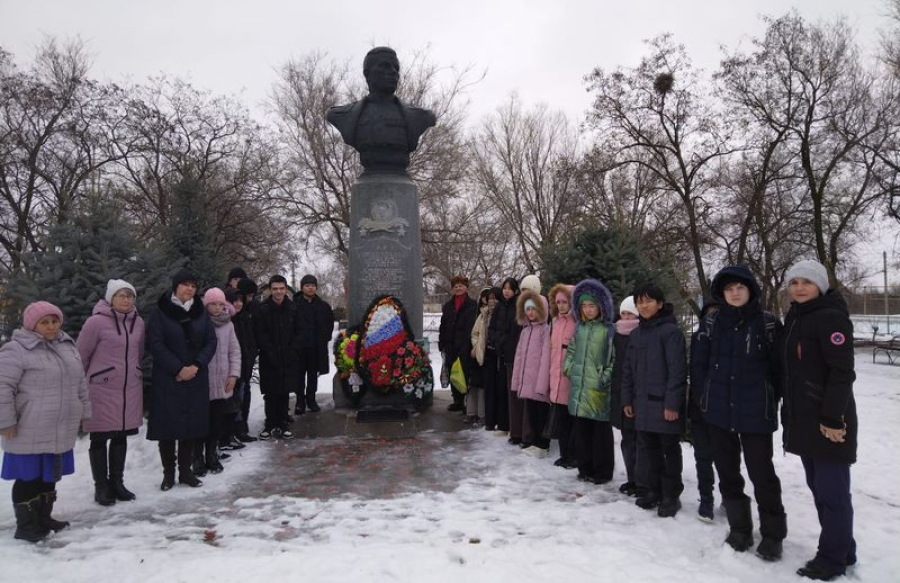 В Новоникольском состоялось возложение венков и цветов