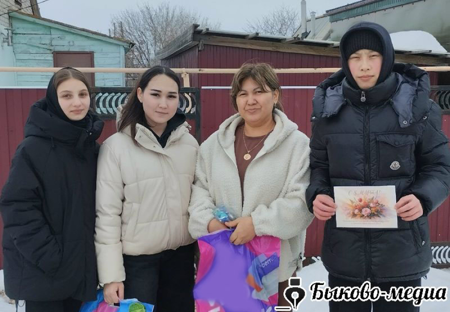 Волонтеры из Красносельца поздравили матерей и жен участников СВО  с 8 марта