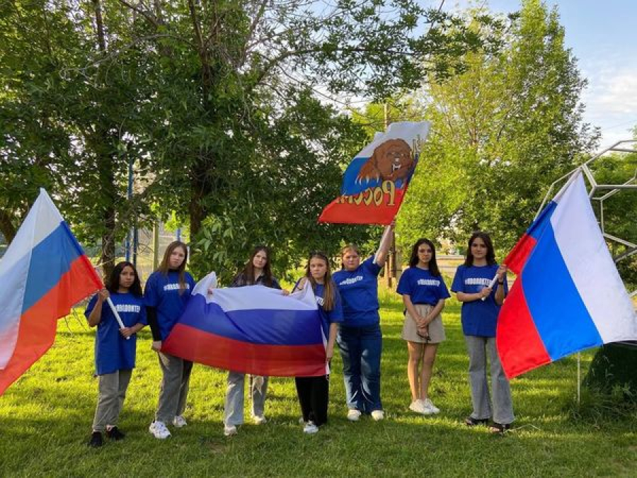 Быковские школы пополнили комплектами государственной символики