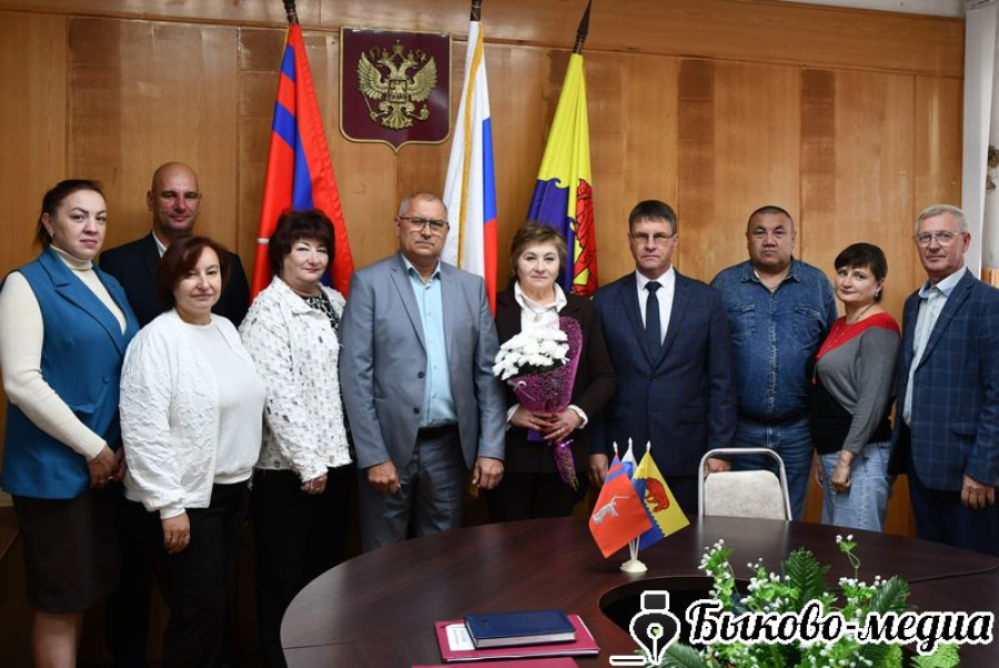 Коллеги поздравили Галину Давыдову с юбилеем