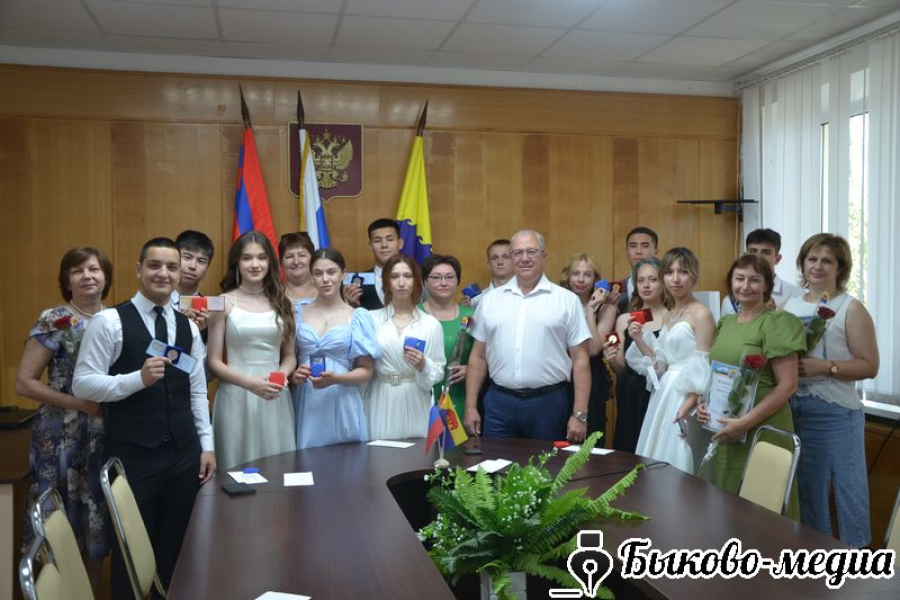 В администрации чествовали выпускников района