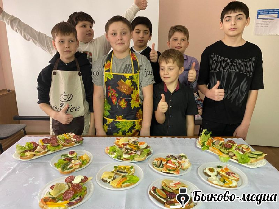 В Луговой Пролейке мальчишек научили делать праздничные бутерброды