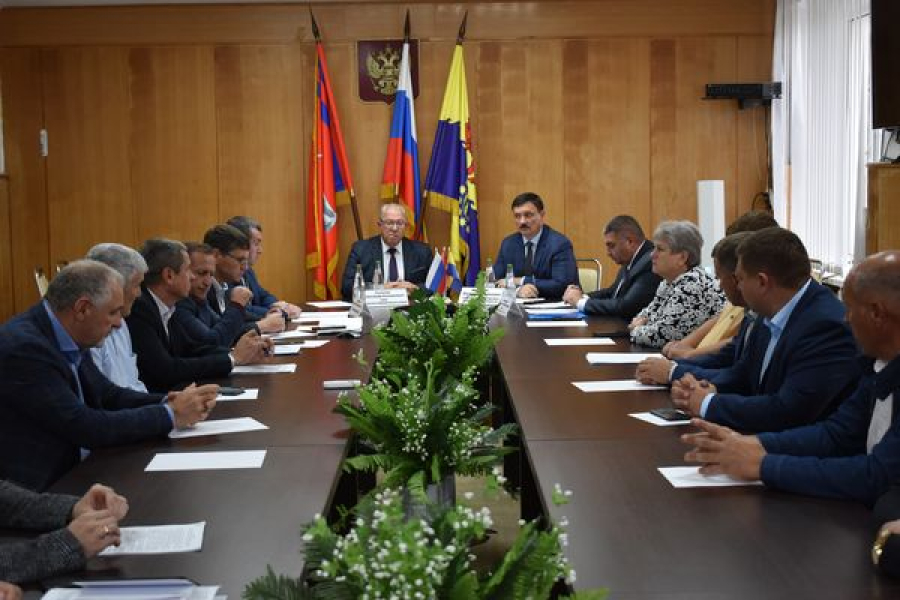 Заместитель губернатора Василий Иванов провел в районе выездное совещание