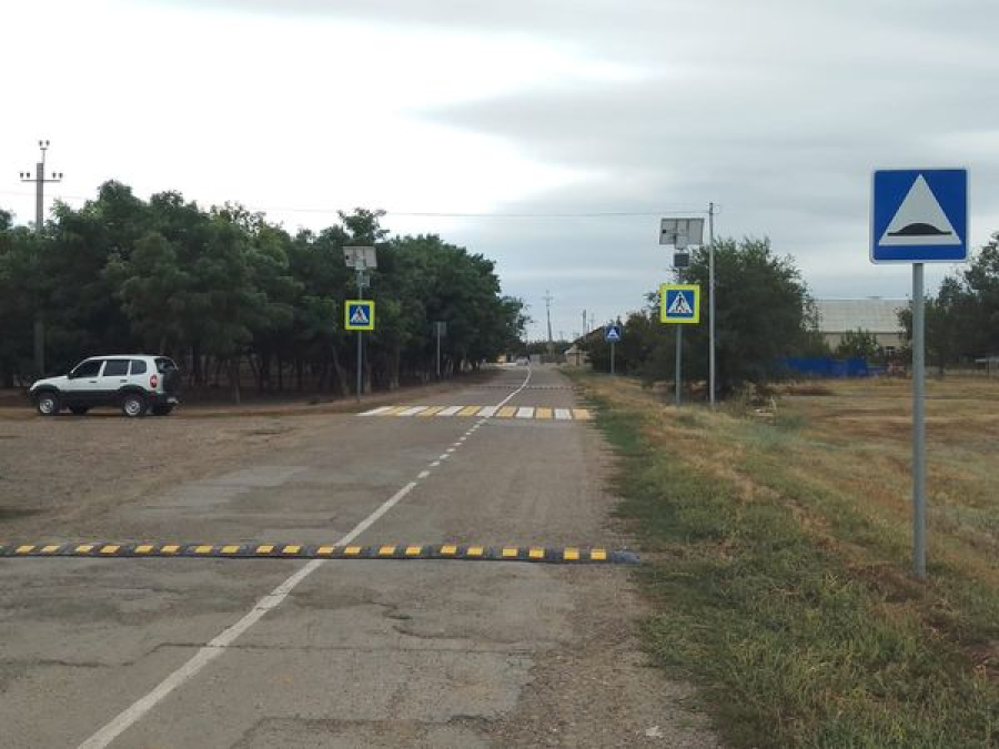 В Красносельце у школы появился "лежачий полицейский"