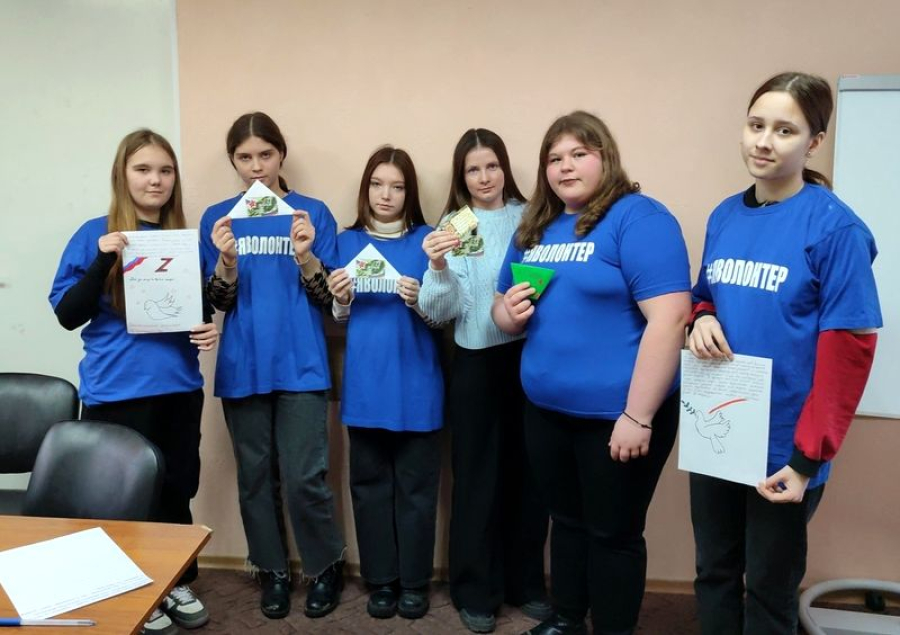 Волонтеры написали письма бойцам СВО