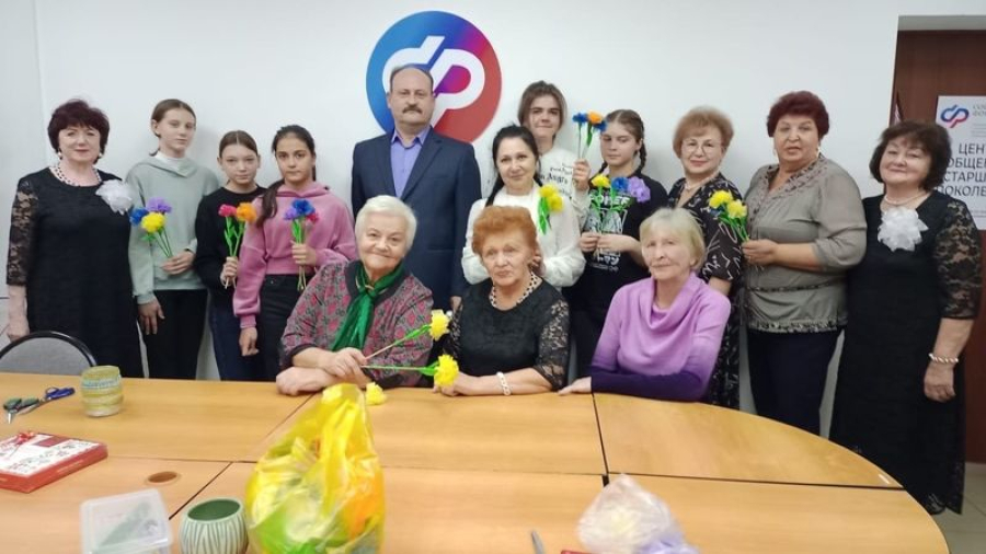 &laquo;Серебряные&raquo;  волонтеры провели мастер-класс &laquo;Цветочные фантазии&raquo;