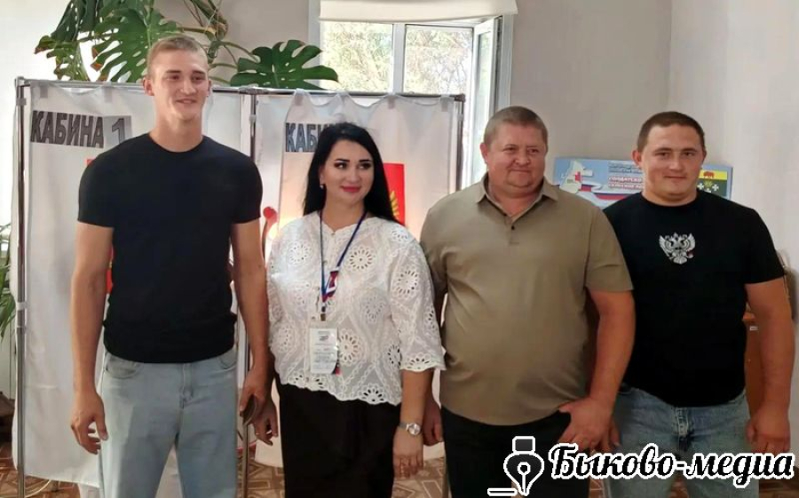 На участке № 221 голосуют целыми семьями