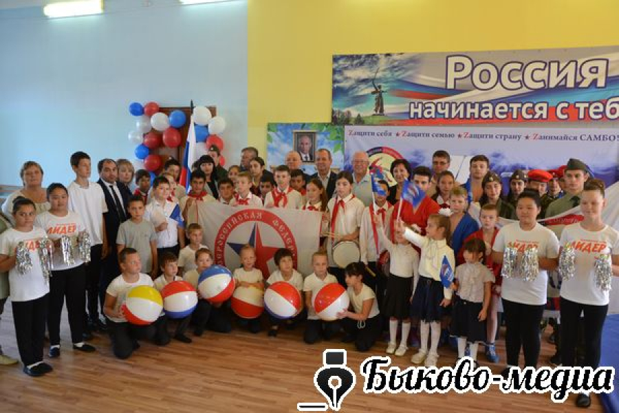 Приморская школа получила новый ковер для занятий самбо