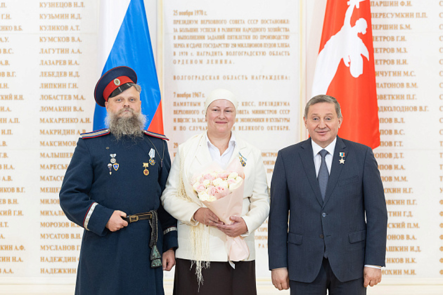 Губернатор Андрей Бочаров вручил награды жителям Волгоградской области