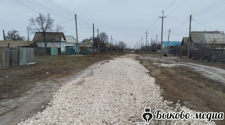 В Кислово завершили засыпку дороги щебнем