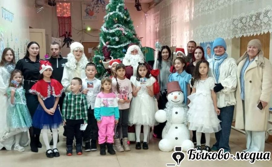 В Катричеве у новогодней елки собрались маленькие жители