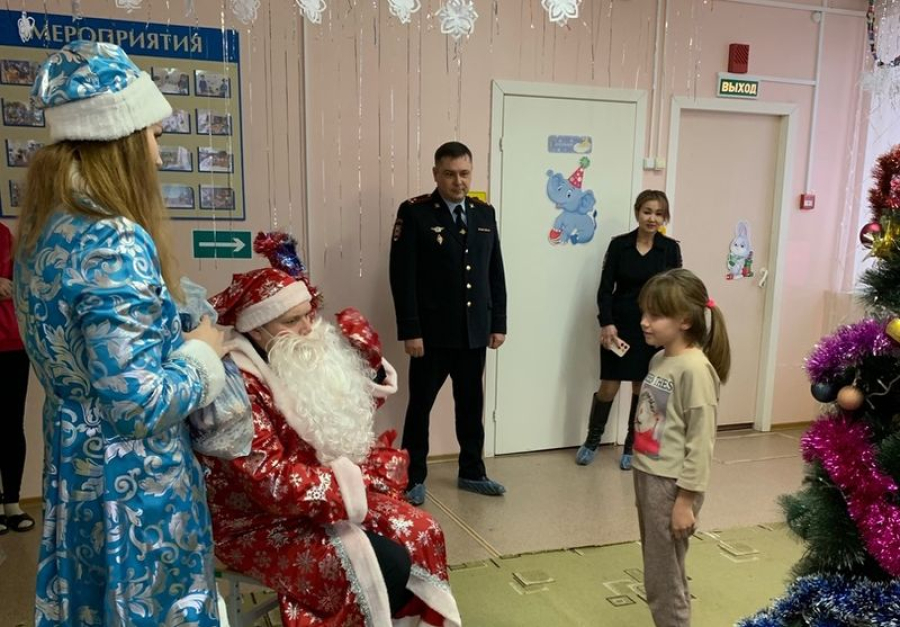 В СРЦ пришел полицейский Дед Мороз