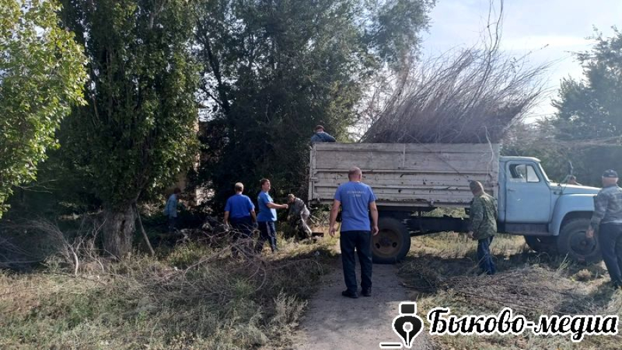 В Новоникольске вышли на общепоселковый субботник
