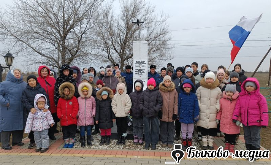 В Демидове к памятнику советских летчиков возложили цветы