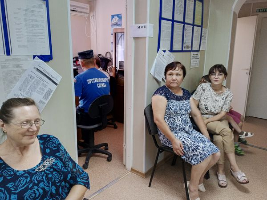 Специалисты МФЦ провели прием населения в Катричеве