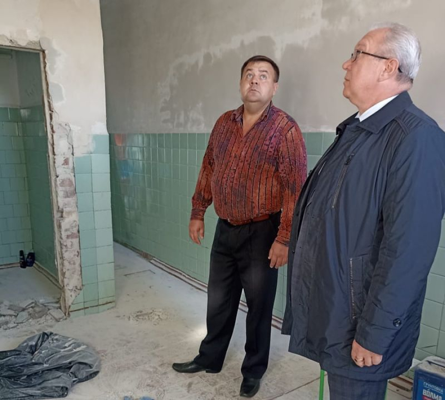 директор школы А. М. Захаров и глава района А. В. Рычагов