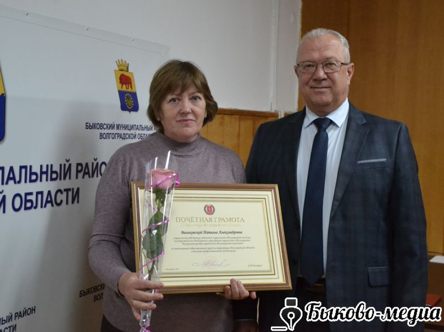 А. В. Рычагов вручает награду Наталье Вальковской