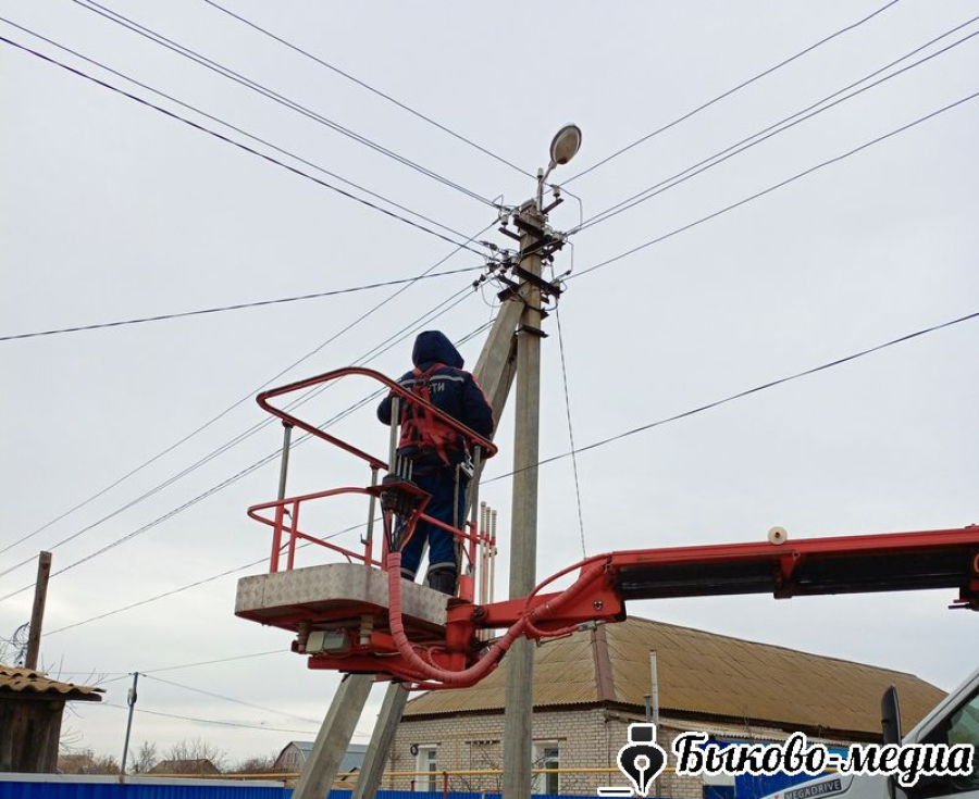 В п. Зеленом заменили лампы на столбах уличного освещения