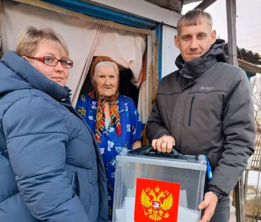 К тому, кто не может прийти на избирательный участок, члены УИК приезжают домой