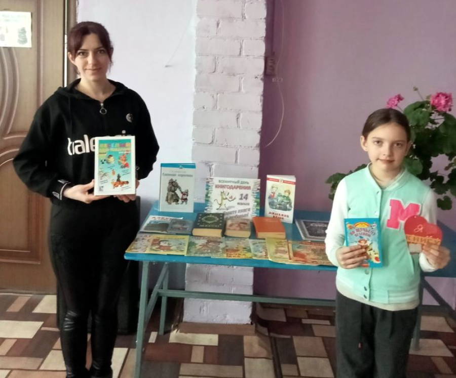 В Александровке библиотека приняла  в дар книги