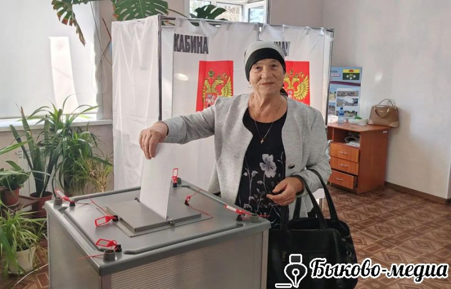 Почётный работник образования Любовь Чумадина проголосовала на участке № 221