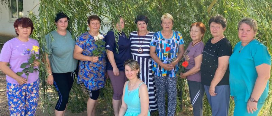 Соцработников села Луговая Пролейка поздравили с праздником