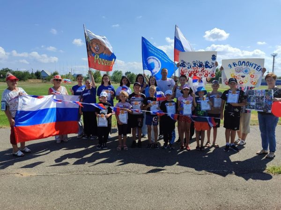 Волонтеры отметили День флага велопробегом
