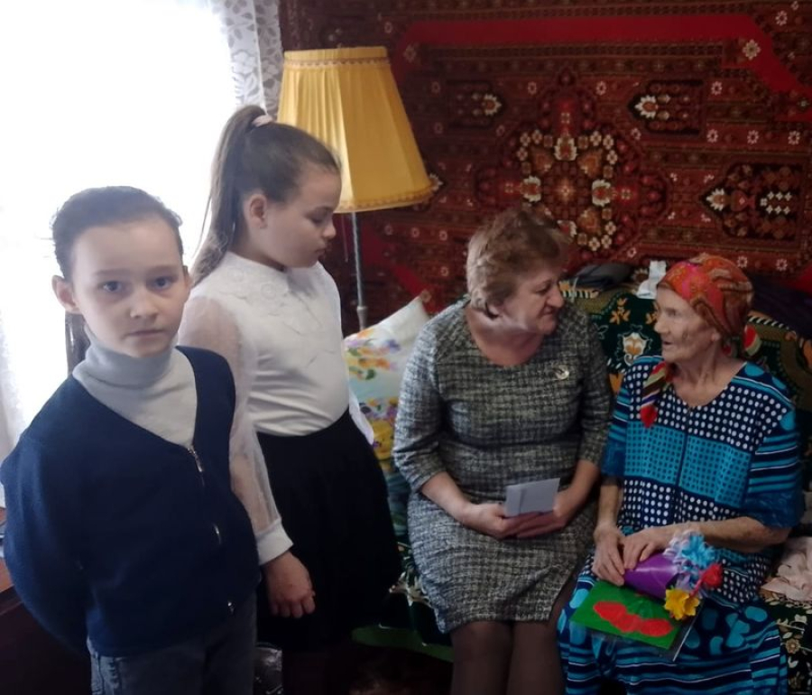 Жительнице села Солдатско-Степное передали поздравление от Андрея Бочарова