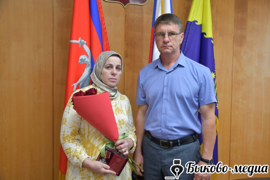 Вдове воина-земляка Вахи Дикаева передан орден Мужества