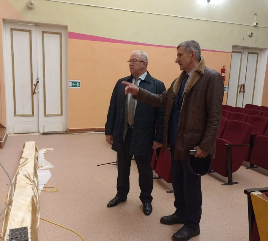 Глава района проконтролировал ход ремонта дорог и Дома культуры Приморска