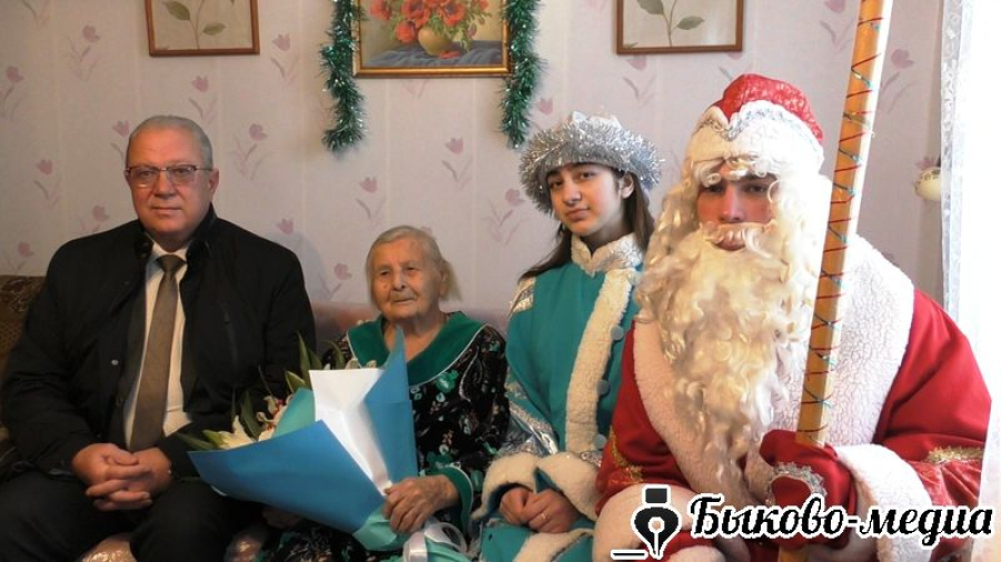 Ветерана войны Нину Павловну Малуеву поздравили с наступающим Новым годом