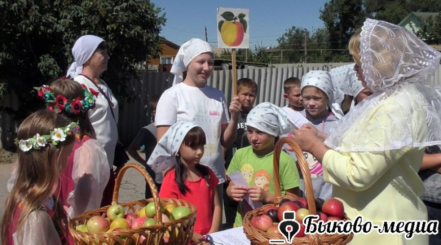 В Приморске прошла развлекательно-игровая программа "Яблочный Спас яблочко припас"