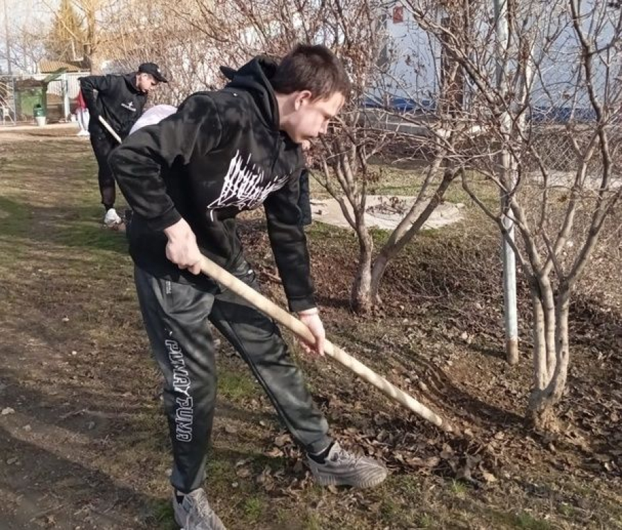 Воспитанники СРЦ вышли на уборку территории