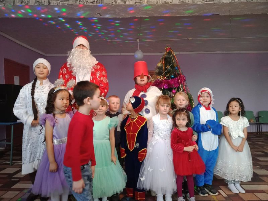 В Александровке на новогодний утренник пришли Снеговик и почтальон Печкин