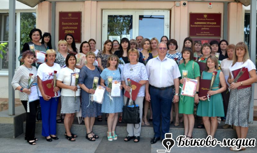 Работники социальных служб района принимали поздравления