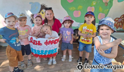 В Кислово  дети выполнили коллективную работу "Флаг России"