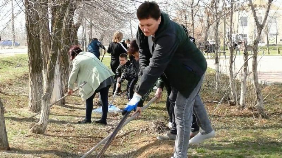 В Приморске на центральной площади прошел субботник
