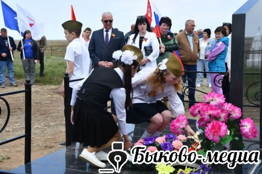 В хуторе Столяров  открыт мемориал &laquo;Могила воина-защитника и неизвестной медсестры&raquo;