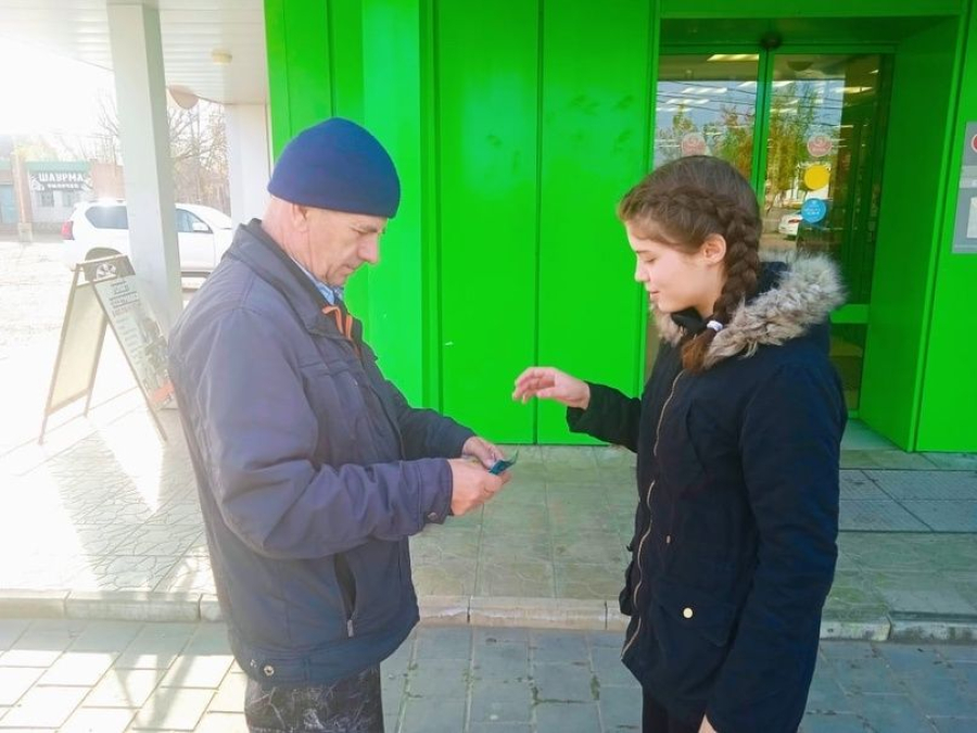 Волонтеры раздали жителям листовки о безопасности на дороге