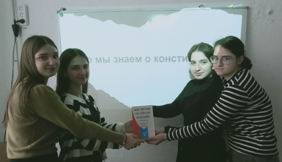 В Верхнем Балыклее в День Конституции школьникам вручены паспорта