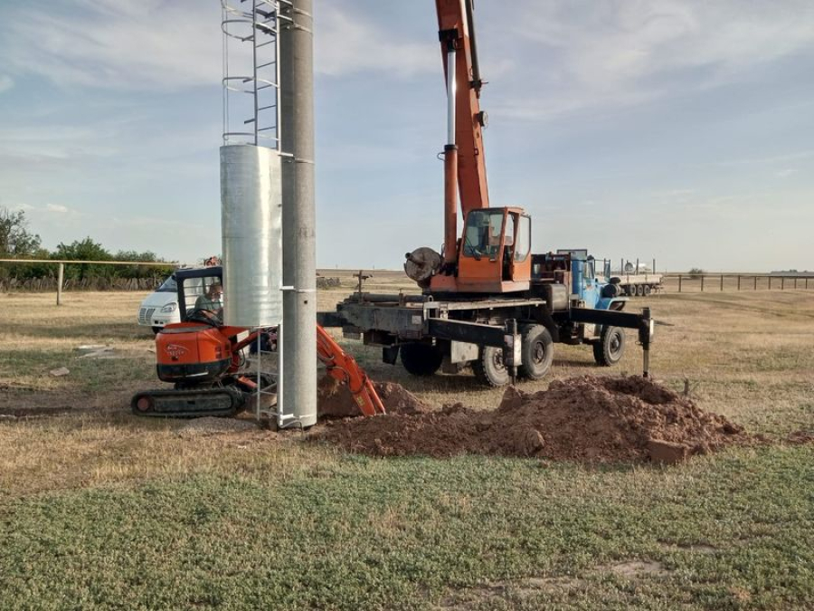 В Александровке устанавливают вышку сотовой связи