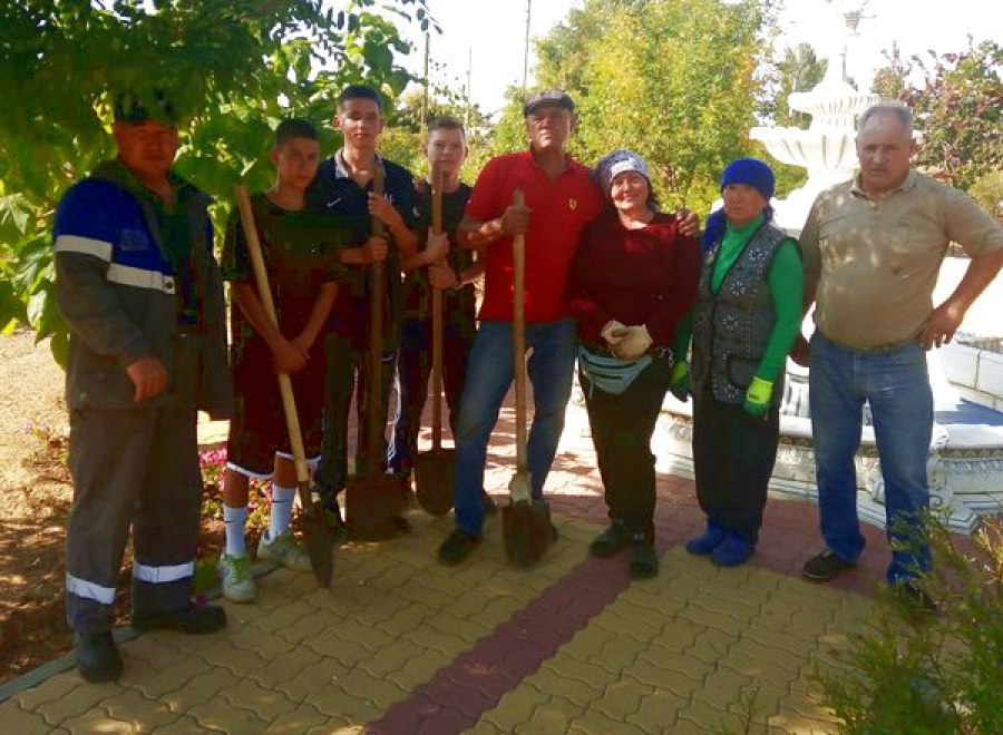 В парке села Победа высадили декоративные растения