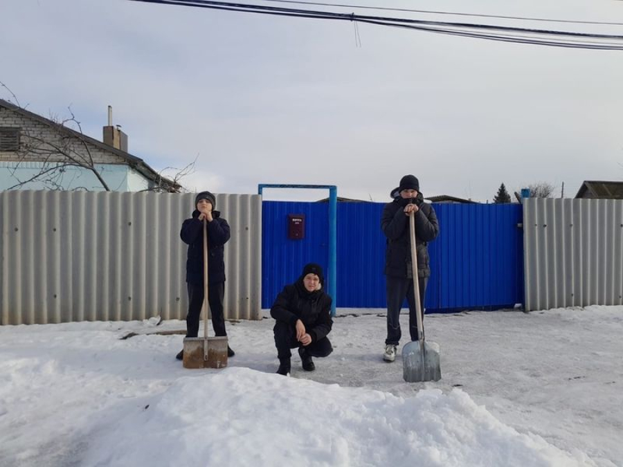 Волонтеры расчистили снег у домов ветеранов