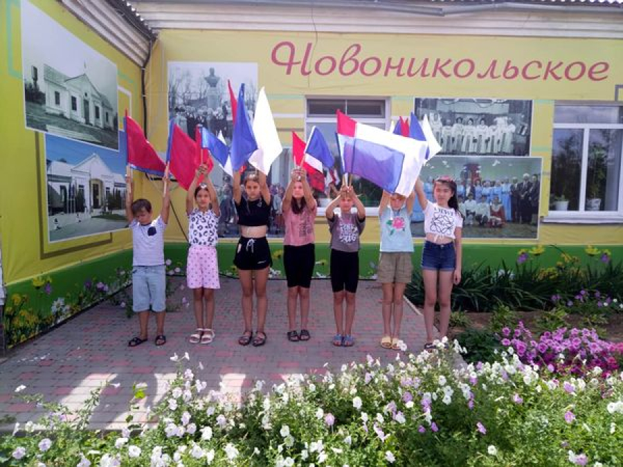 В Новоникольске отметили День государственного флага России