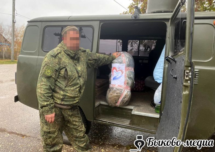 Быковчане загрузили машину бойца СВО гуманитарным грузом