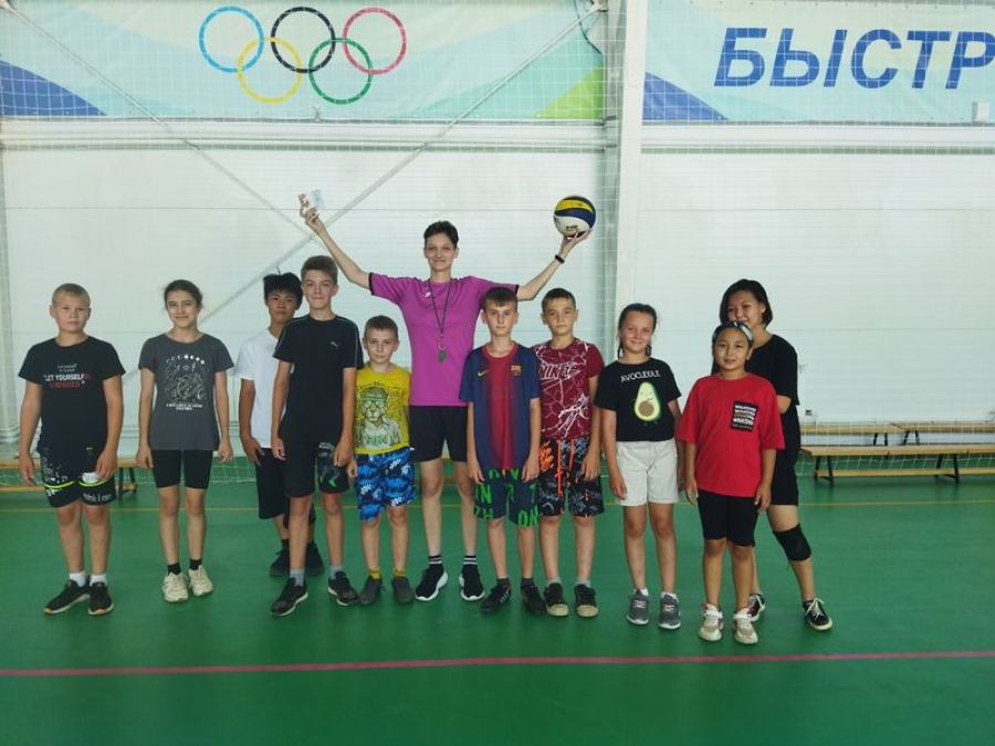 Студентка провела тренировку в спортивной школе