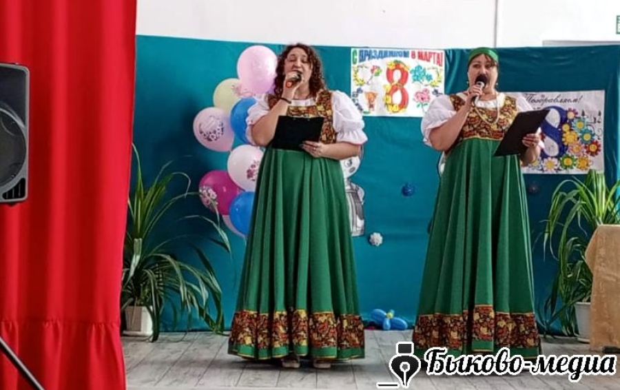 В Международный женский день в Кислово выясняли, что важнее - ум или красота?