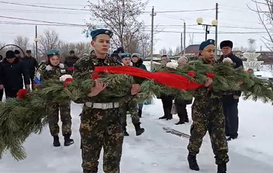 В Победе возложили цветы к памятникам защитников Отечества